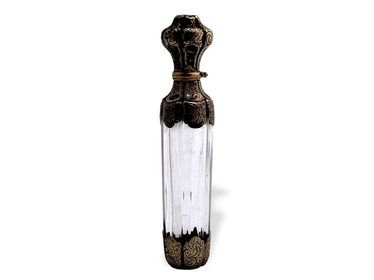 Null Crystal and silver SALT BOTTLE, complete with its interior stopper

19th ce&hellip;