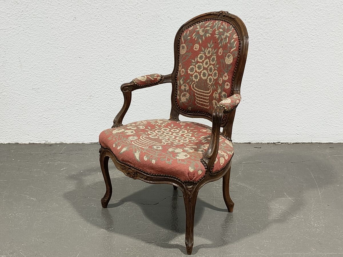 Null 雕刻和成型的天然木扶手椅，有冲压的痕迹

路易十五时期