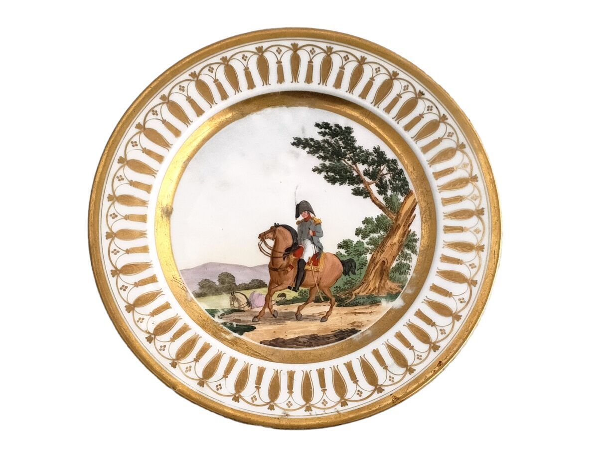 Null PARIS

Assiette ronde en porcelaine à décor polychrome et or d'un homme à c&hellip;