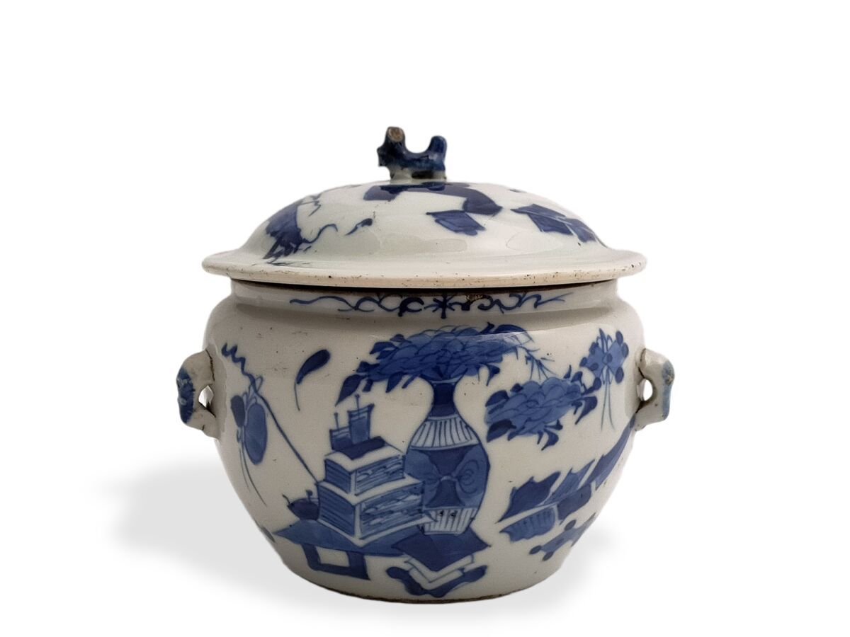 Null CHINA

Gedeckter Topf aus Porzellan mit blau-weißem Dekor.

H.: 13 cm (Unfa&hellip;