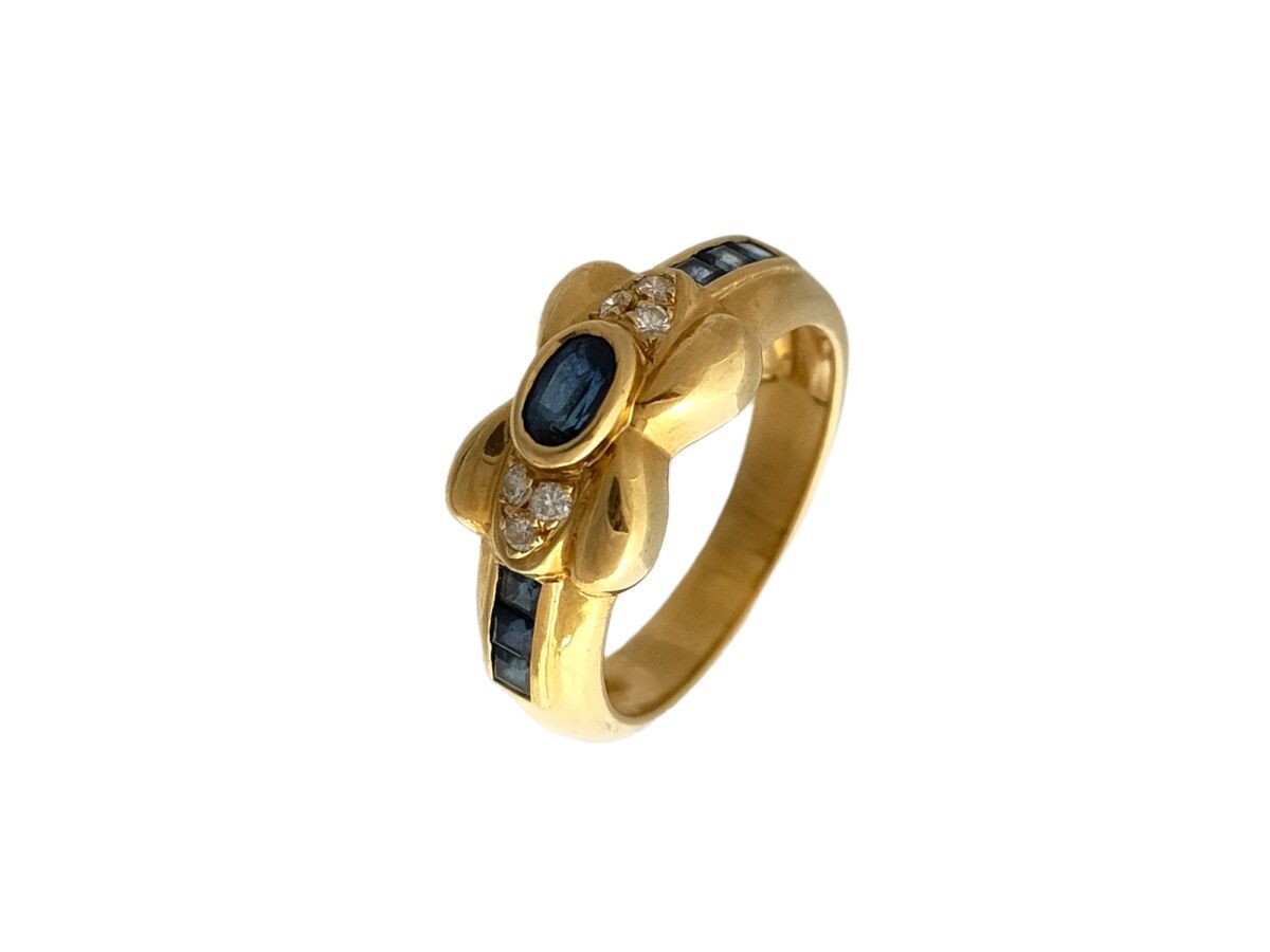 Null RING aus Gelbgold mit Saphirknoten und Diamantpavé Gewicht 6,6 g TDD 55