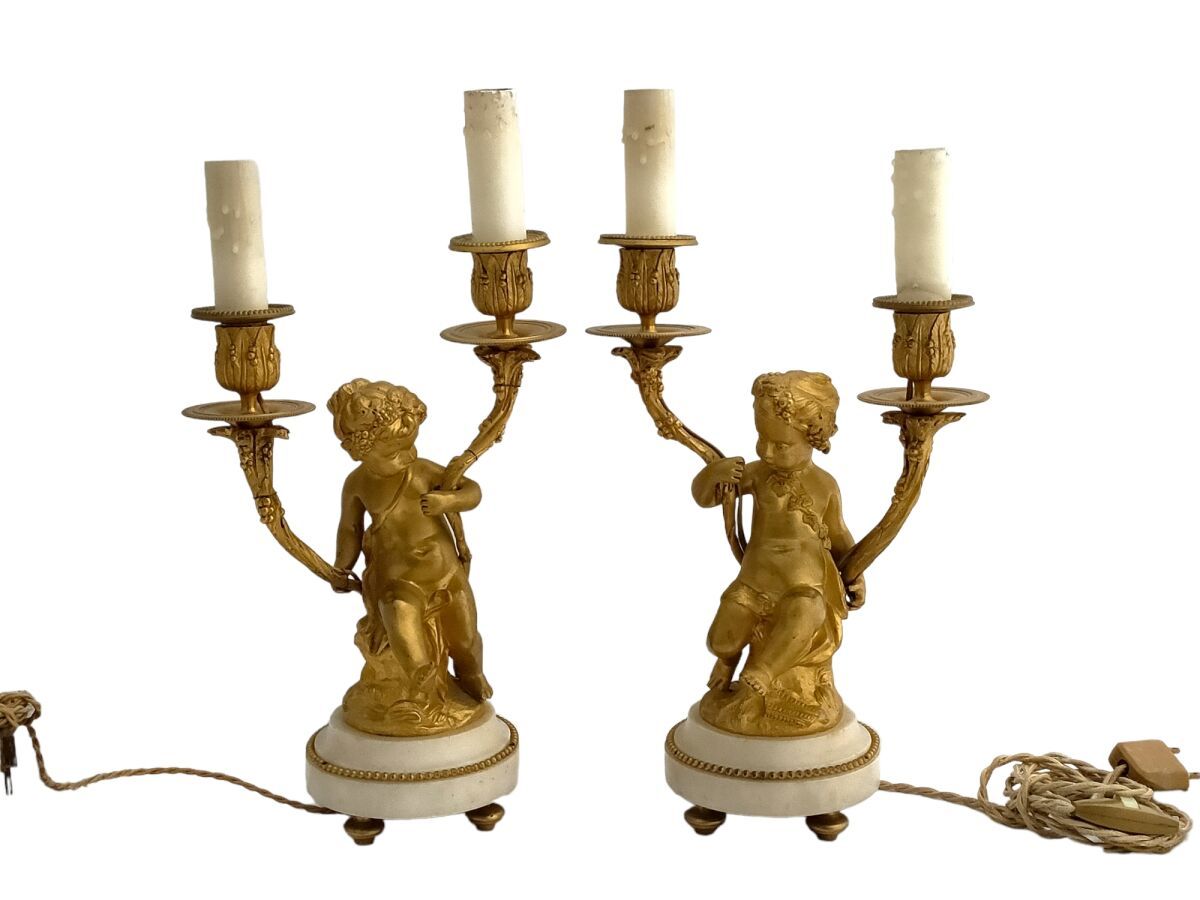 Null Ein Paar CANDELABRES aus vergoldeter Bronze und weißem Marmor, die jeweils &hellip;