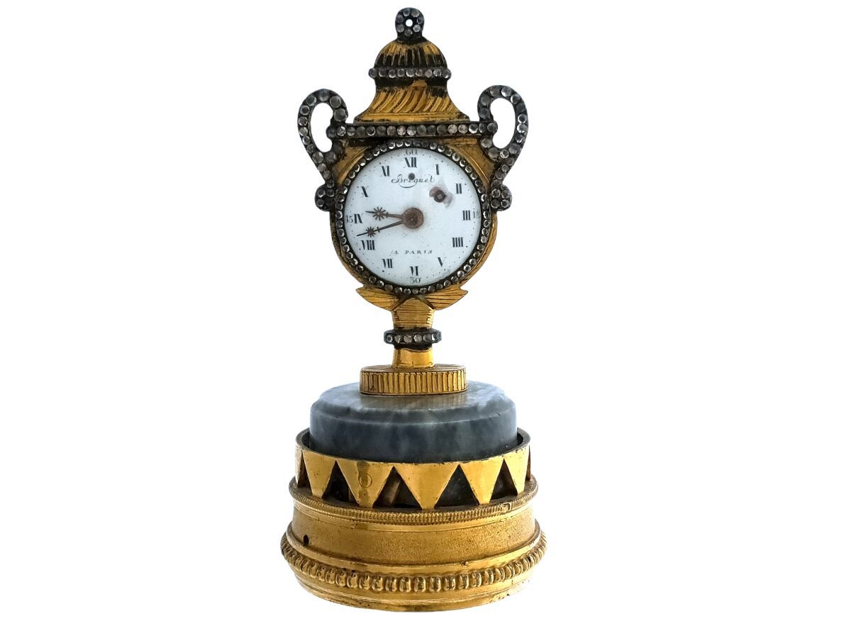 Null OBRA SUIZA
Finales del siglo XVIII 
Reloj decorativo de metal dorado que de&hellip;