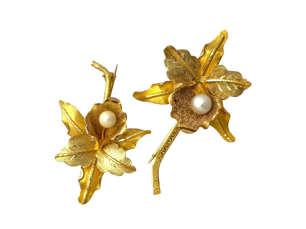 Null PAIR OF PINS in yellow gold and pearls, weight 10,7 g