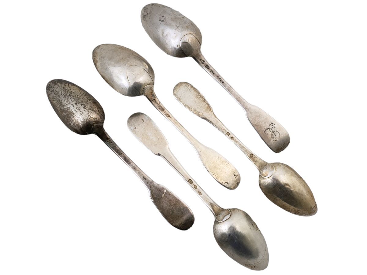 Null Quattro cucchiai d'argento e un cucchiaio da dessert in argento 
Dal XVIII &hellip;