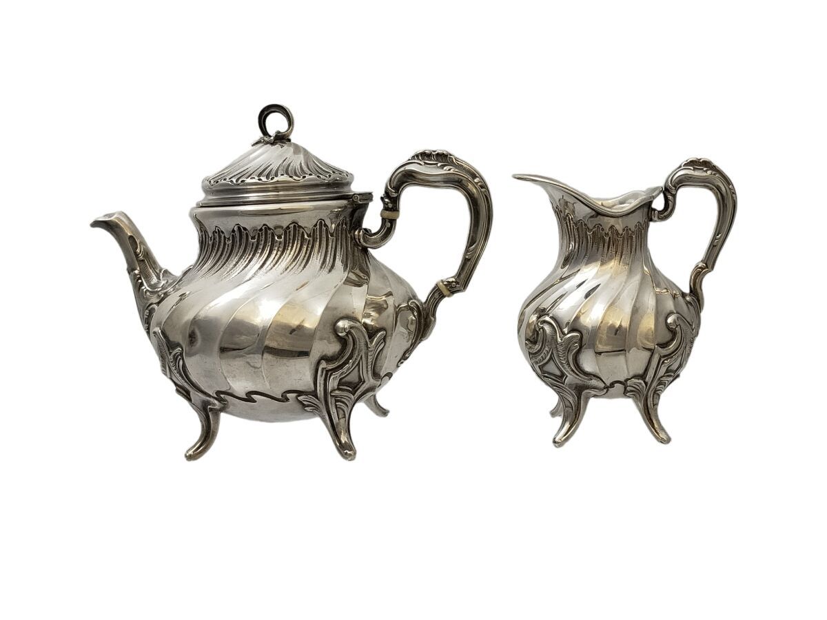 Null Silver JUG and MILK POT with twisted flutes, standing on four feet
Minerva.&hellip;