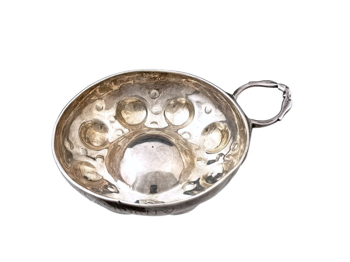 Null 银质葡萄酒品尝器，带杯状装饰，颈部刻有图案
19世纪初
直径：7.5厘米 重量：46克