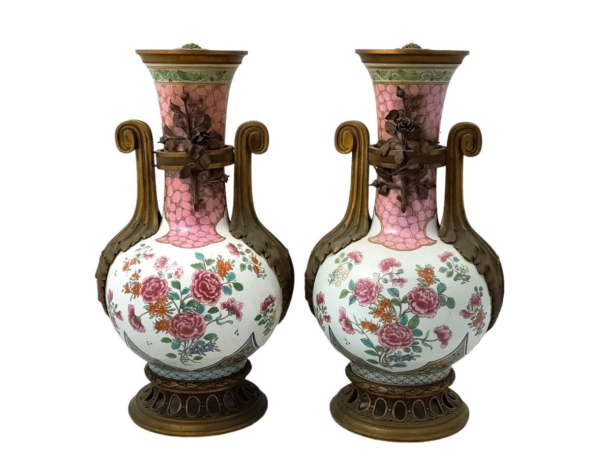 Null 巴黎萨姆森公司
一对多色装饰的瓷瓶，路易十六风格的重要镀金铜座
高：42.5厘米