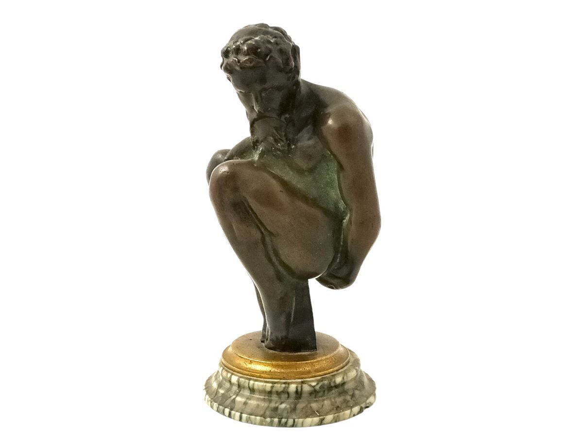 Null SUJET en bronze patiné représentant un homme accroupi, la base en marbre
H.&hellip;