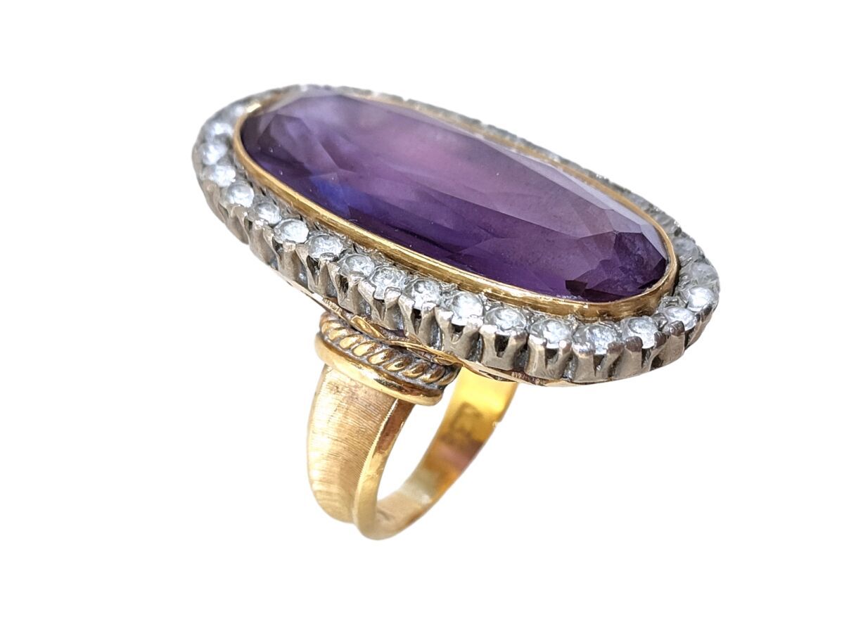Null 镶嵌有椭圆形切面紫水晶（直径26x12毫米）的黄金戒指，重14.4克 TDD 51