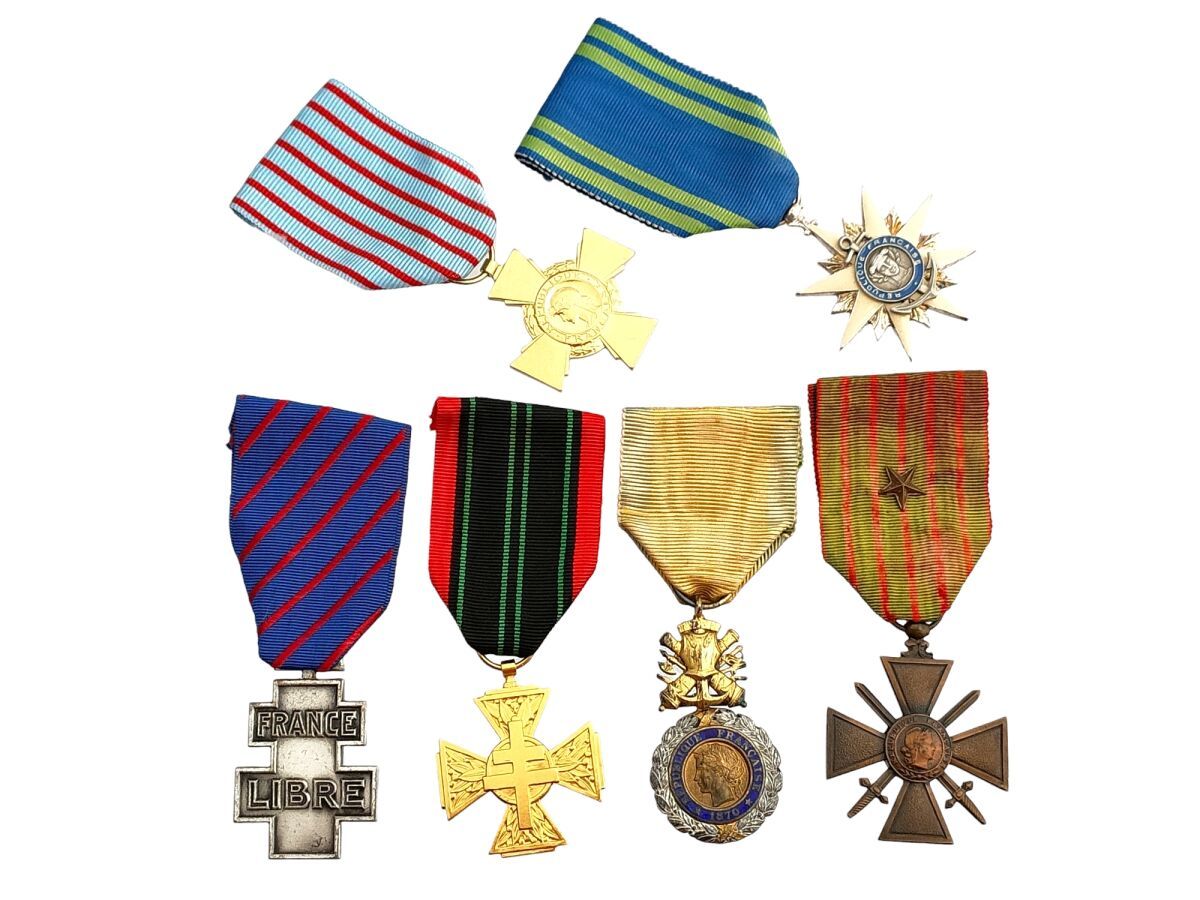 Null 法国 一共有6枚勋章：军事勋章、海事勋章、战争十字勋章、战斗员勋章、抵抗勋章、自由法国勋章。绶带。
专家：盖坦-布鲁内尔