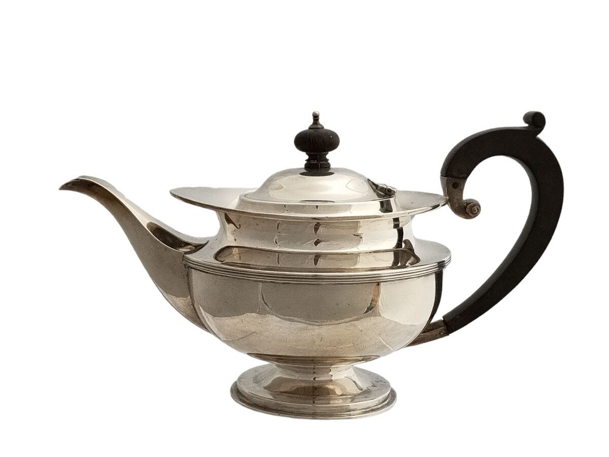 Null Silver teapot on a pedestal, the handle and the grip in blackened wood
Engl&hellip;