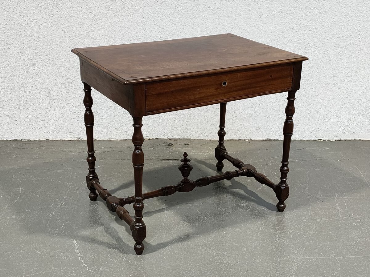 Null 模制天然木材的桌子，前面有一个抽屉，底座由一个支架连接。
18世纪初
高：71厘米，宽：80.5厘米，长：56厘米（修复）。