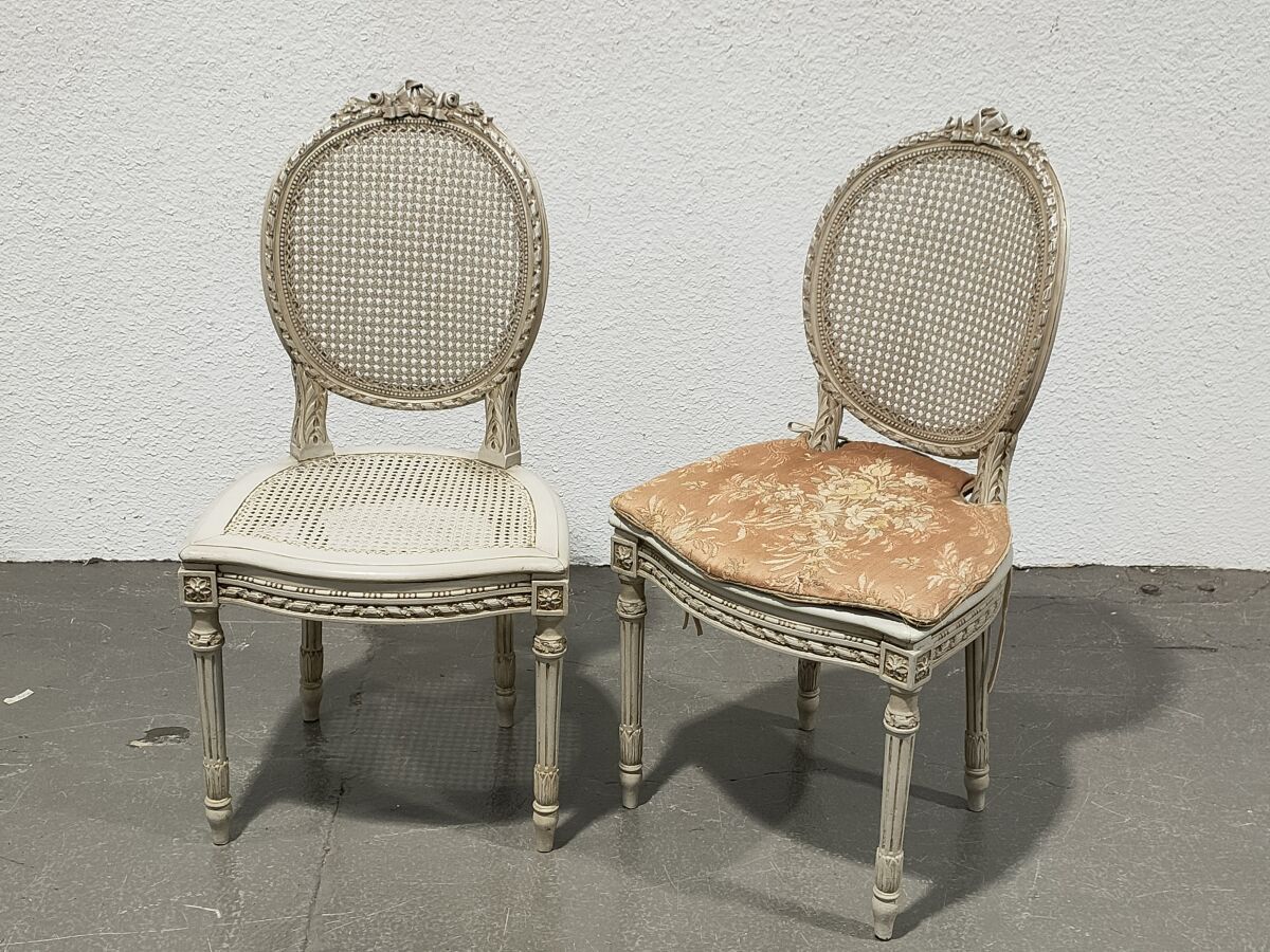 Null 一对雕刻、模制和重装的木椅，带手杖
路易十六风格