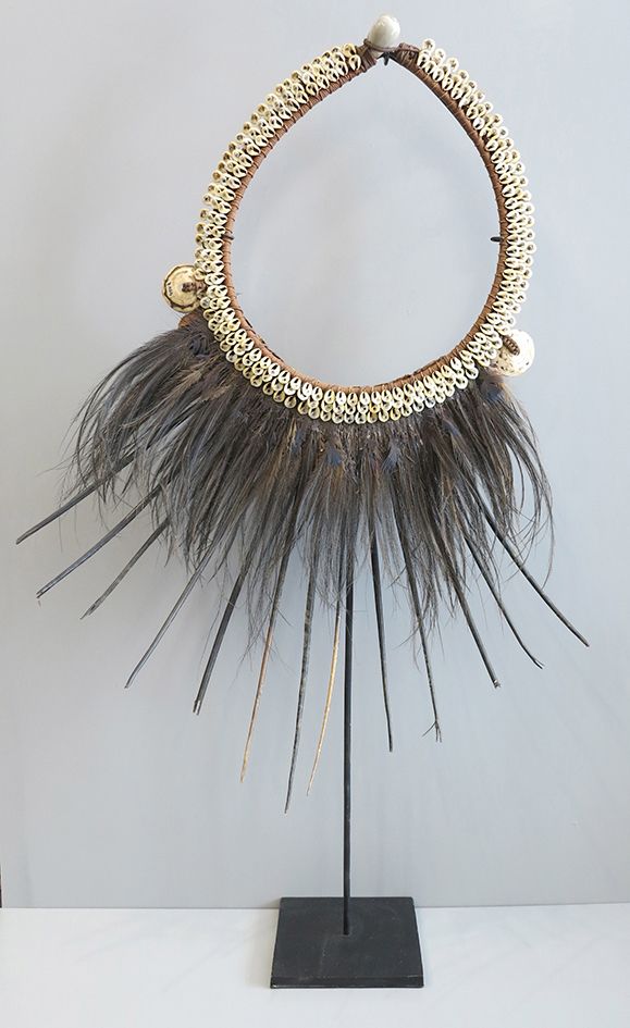 COLLIER PAPOU 酋长的项链，由植物纤维编织而成，上面装饰着牛肝菌壳、沙袋鼠羽毛和豪猪针（一些针尖损坏）。

巴布亚新几内亚

44x58厘米