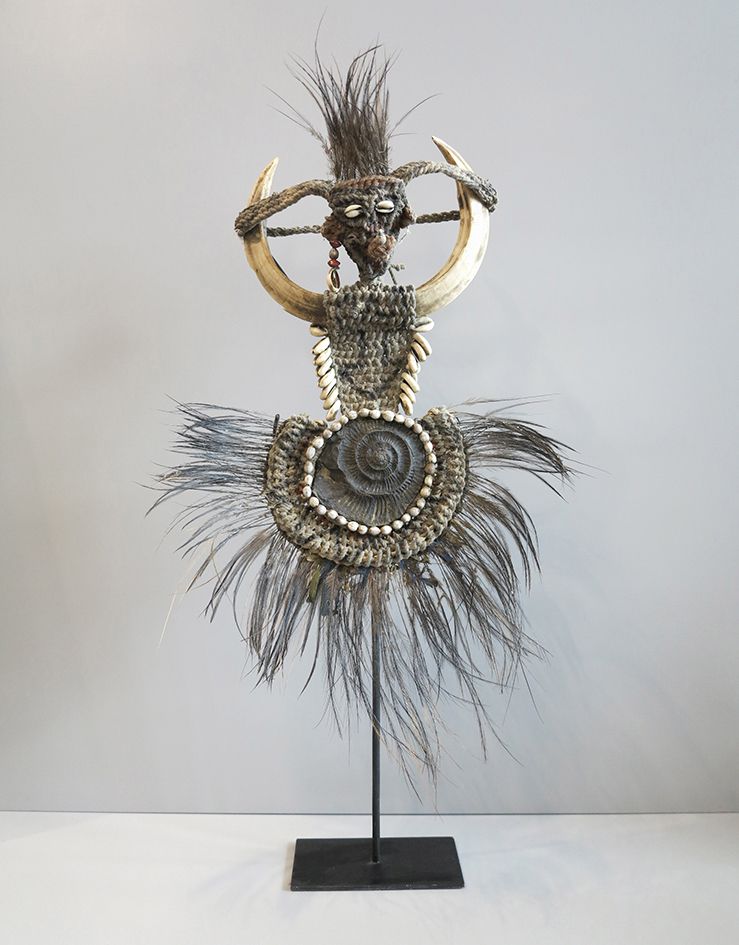 COLLIER PAPOU 酋长的装饰品，疣猪的牙齿，植物纤维，沙袋鼠的羽毛，化石。

巴布亚新几内亚

30x45厘米（含底座62厘米