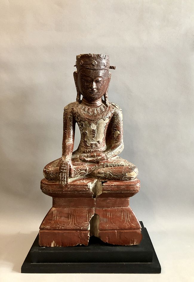 Bouddha assis 坐着的佛像放在一个由葡萄酒漆木制成的莲花形底座上。左手处于无畏的位置，右手处于以地为证的位置，头顶上有乌斯尼萨，身上有珠宝装饰。

&hellip;