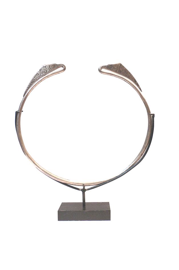Collier Miao 纯银项链。器身是圆形的，末端是两个鸟头，正面刻有线条和圆点。

中国, 苗族

21x19厘米