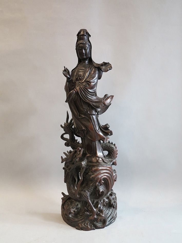 GUANYIN 观音菩萨骑在龙身上。

精雕细琢的木材。

中国，20世纪。

19x10x66cm