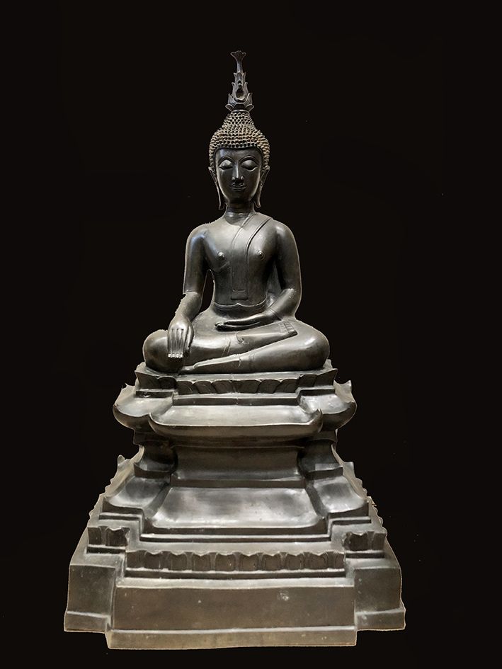 Bouddha assis Buda Maravijaya sentado en Bhumisparsha Mûdra sobre una base lotif&hellip;