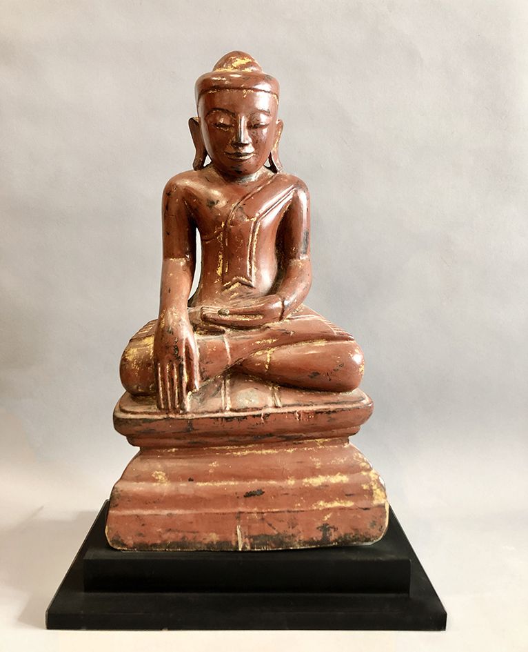 Bouddha assis 玛拉维迦耶佛坐在基座上，身着布米斯帕萨摩德拉，头顶上有乌斯尼萨。他身穿乌塔拉桑加僧侣袍。

缅甸，掸邦王国，19世纪。

带有镀金痕&hellip;