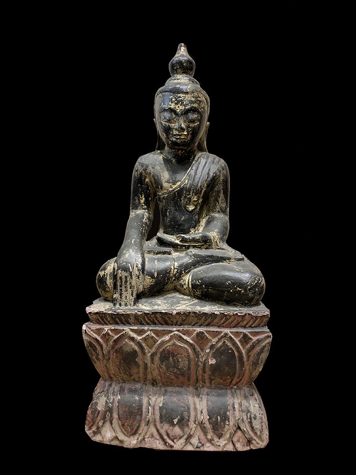 Bouddha assis Maravijaya佛陀坐在双莲花座上，以布米斯帕萨摩德拉（Bhumisparsha Mudra）的方式见证地面，他的头顶上有乌斯尼&hellip;