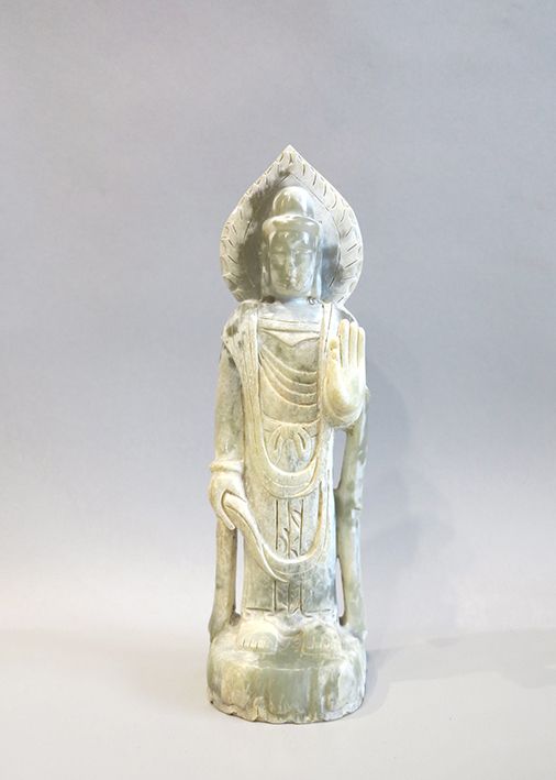 Bouddha en jade 佛陀的雕像被他的曼陀罗光环所代表，站在一个圆形的土丘上，右手沿着身体拿着他的一部分袈裟，左手超大的Vitarka Mûdra象征&hellip;