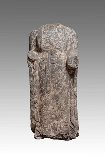 Bouddha acéphale 佛祖的无头身躯被描绘成站立的样子，身穿由腰带固定的僧袍。手和脚不见了。

中国，北齐 (550-577)

砂岩。

37x1&hellip;