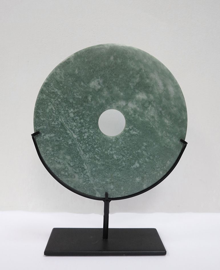 Disque Bi 黑色金属支架上的中国双盘。象征大地和天空之间联系的Létré物品，也有助于反思和冥想。

由光滑的软玉制成的扁平石头，其中心有一个孔。

中&hellip;
