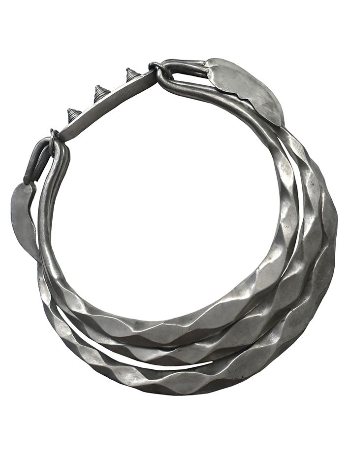 Collier Miao Collier en argent massif martelé à trois rangs se finissant par des&hellip;