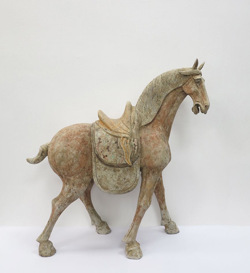 Cheval Tang 有马鞍的马四肢着地，张着嘴。

陶土，有滑移和多色的痕迹。

中国。唐朝。617年至908年。

尺寸：69x18xH66厘米

热释光&hellip;