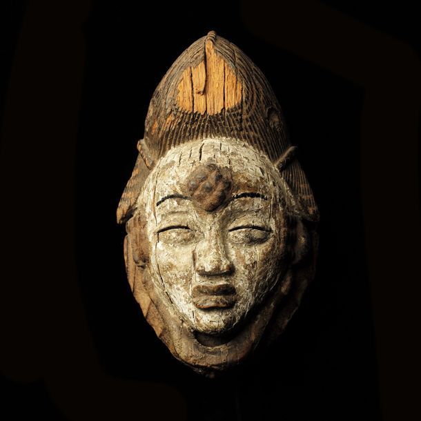 Masque Punu Okuyi Mukuyi Maske, Punu

Ca. 1960-1980. 



Holz mit krustiger Pati&hellip;
