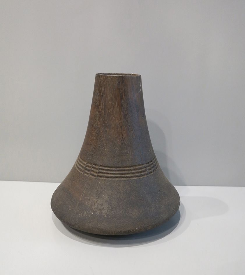 Pot à lait Masai 牛奶壶，有波状和线状的刻痕装饰。

木质，有古老的褐色光泽。

马赛人，坦桑尼亚，20世纪上半叶。 

18x20厘米