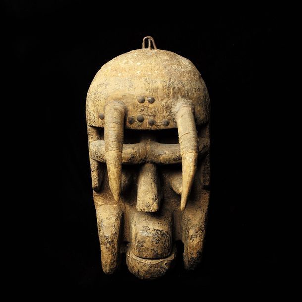 Masque Bété 战士的面具

锈迹斑斑的木材

象牙海岸民主共和国，Bété族群

20世纪末

38 x 16 cm