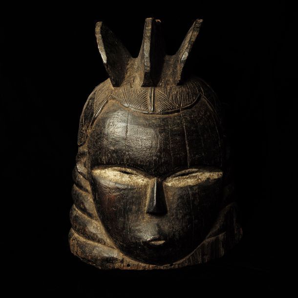 Masque Mendé Heaume面具

双人 "雅努斯 "脸，菱形的大额头，褶皱的颈部，象征着繁荣和雕塑化的头饰。

精心雕刻的木头上有黑色的铜锈，闭着的&hellip;