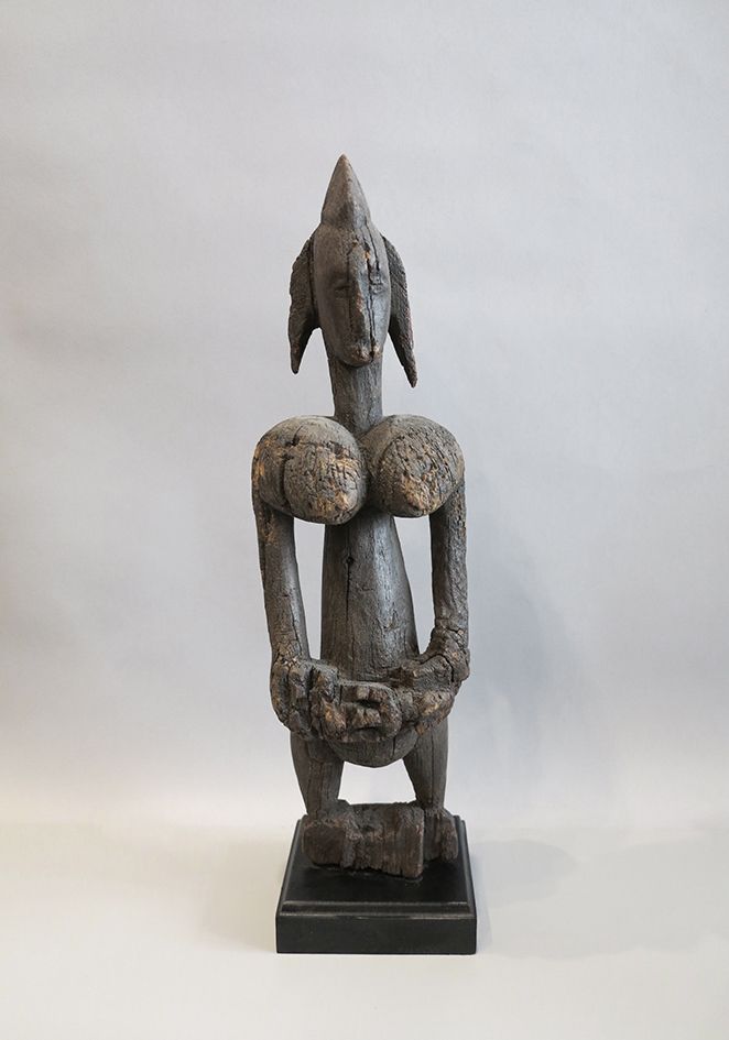 Matérnité Bambara 代表一个具有慷慨曲线的胼手胝足的产妇：宽大的臀部，非常有气势的胸部。双臂沿着身体伸出，手中握着一个非常糜烂的婴儿。

头部几&hellip;