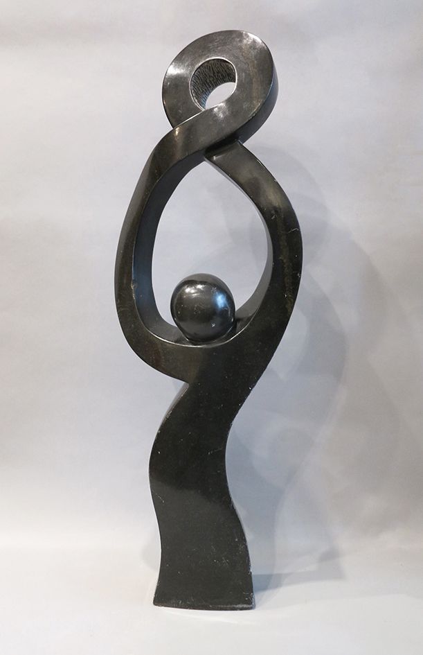 Sculpture contemporaine Shona 绍纳当代舞蹈家的雕塑

经过抛光和打蜡的深色蛇纹石

津巴布韦

签署了1975年出生的Muteta&hellip;