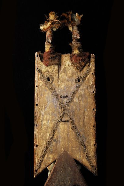 Bouclier Baoulé 盾牌上有两只鸟，有光泽的铜锈

纤维、羽毛、铁和木头，有浅钴蓝多色的痕迹

科特迪瓦共和国，Baule族群，20世纪初。

高7&hellip;