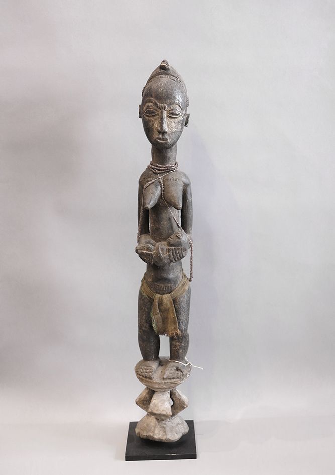 Maternité Baoulé Weibliche Statuette, die eine junge Mutter darstellt, die mit l&hellip;