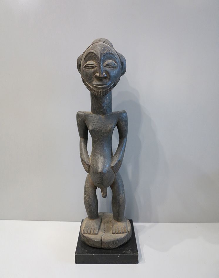 Statue Hemba Ithyphallische männliche Statuette, die auf einer kreisförmigen Ter&hellip;