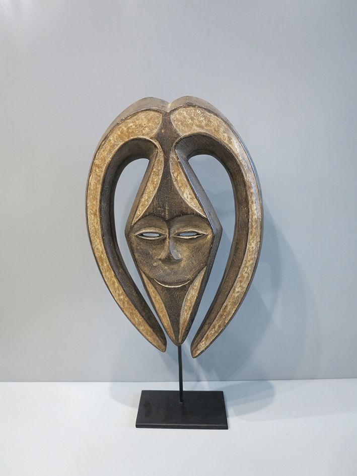 Masque Kwélé 由代表头发的羚羊角形成的心形面具。咖啡豆般的眼睛，谨慎的小嘴。

木质，有原始的双色球。

加蓬，Kwélé族群。

26x6x37厘&hellip;