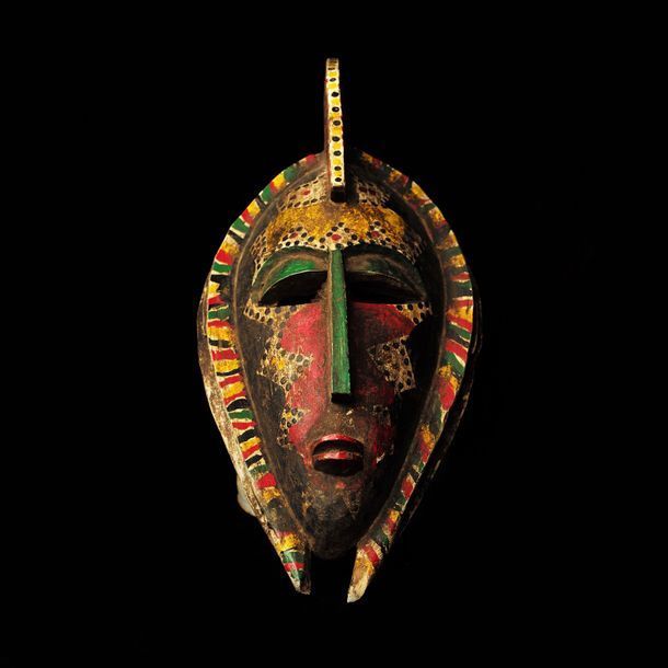 MASQUE BAMBARA 拟人化的面具

用鲜艳的色彩加强木材

科特迪瓦共和国，班巴拉族，公元20世纪。

长40厘米