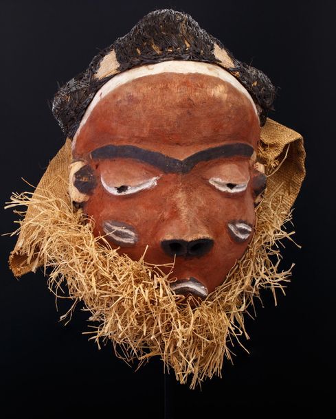 Masque Pende 白天跳舞时戴的 "Pota "或 "Grujinga "面具，伴有厚重的纤维套装。

胡子脸的特点是棱角分明，以尖下巴结束。额头向前凸&hellip;