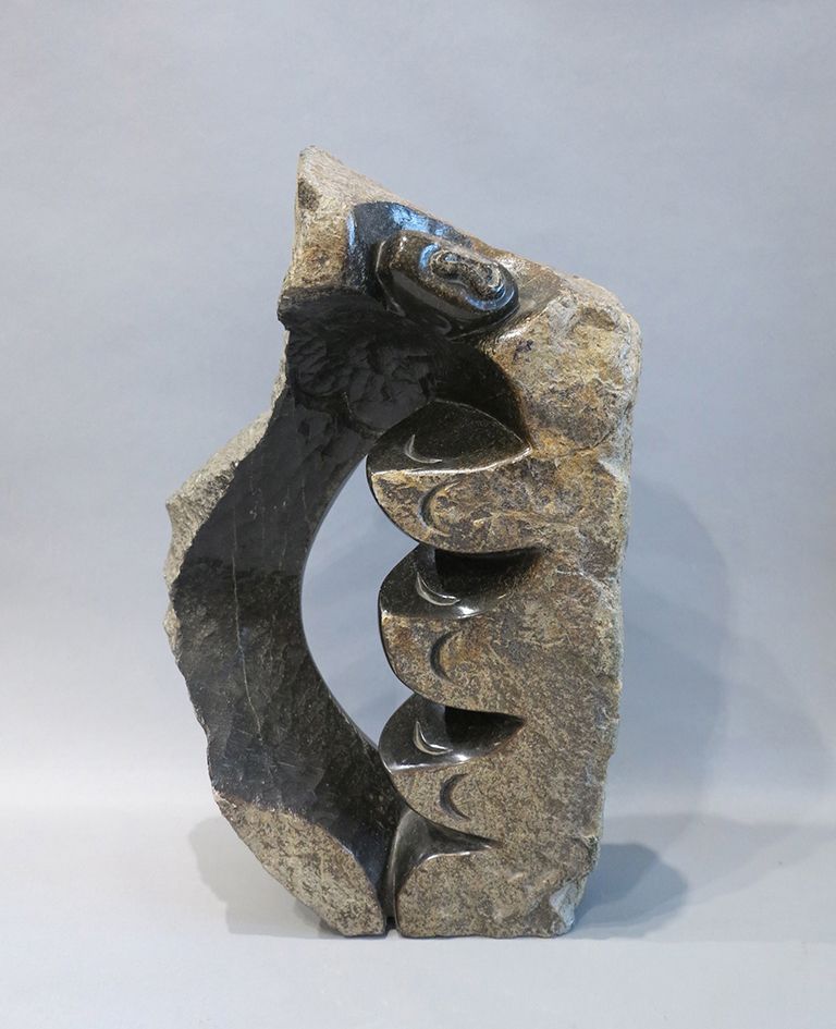 Sculpture contemporaine Shona 当代雕塑 肖纳

深色蛇纹石，部分抛光和打过蜡

津巴布韦

签名：K.恩加姆

24x10x39c&hellip;