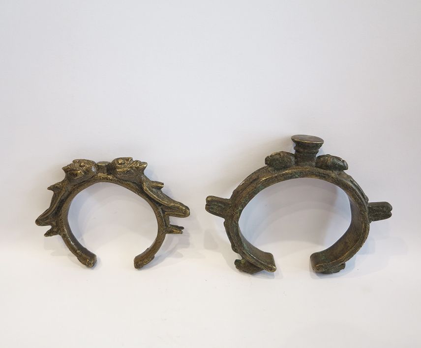 Bracelets en fer Ein Paar Eisenarmbänder mit länglichen Figuren.

Mali

8,5x5cm &hellip;