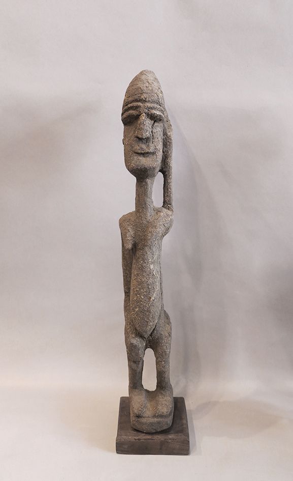 Statue Dogon 拟人化的女性雕像，胸部突出，站在一个小阳台上，右臂放在身边，手放在大腿上。

有沟壑的木材。

马里，多贡族。

6x8x54厘米