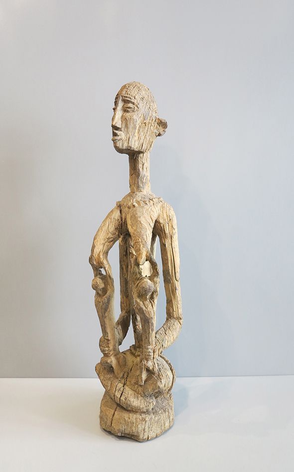MATERNITE DOGON 雕像代表一个乳房突出的产妇和两个孩子，每个孩子都挂在其中一个乳房上。

她细而长的脖子底部装饰着一串木珠项链。

木制沟渠。

&hellip;