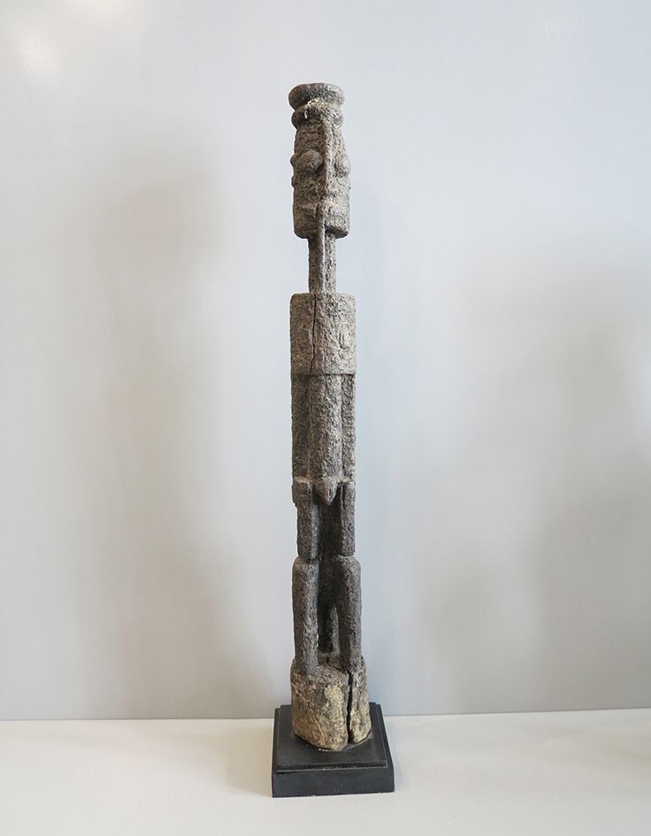 Statue Dogon Statuette anthropomorphe très élancée aux lignes lignes verticales &hellip;