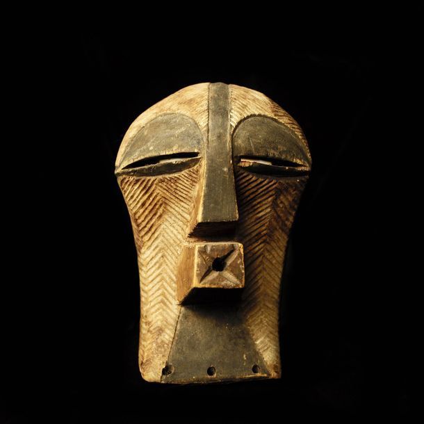 Masque kifwebe 女性 "KIFWEBE "类型的微型面具，整个表面布满条纹，排列和谐而有规律。木头，有使用痕迹 松耶，刚果民主共和国

20世纪下&hellip;