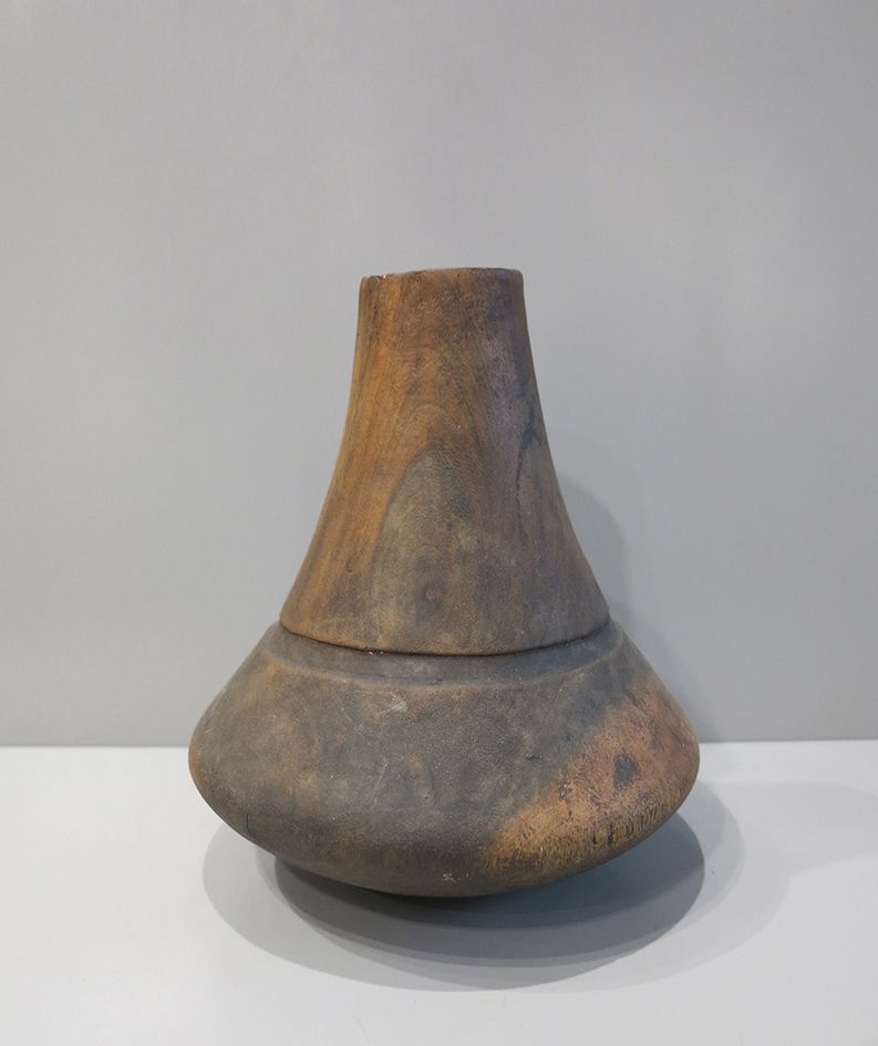 Pot à lait Masai 牛奶壶，有波状和线状的刻痕装饰。

木质，有古老的褐色光泽。 马赛人，坦桑尼亚，20世纪上半叶。 

19x24厘米